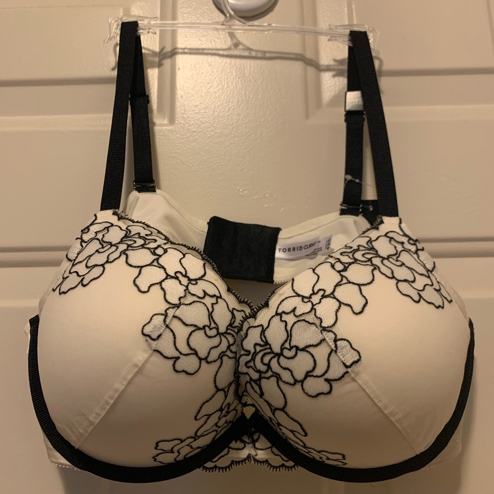 NWT Torrid Push-Up Plunge Bra 42C